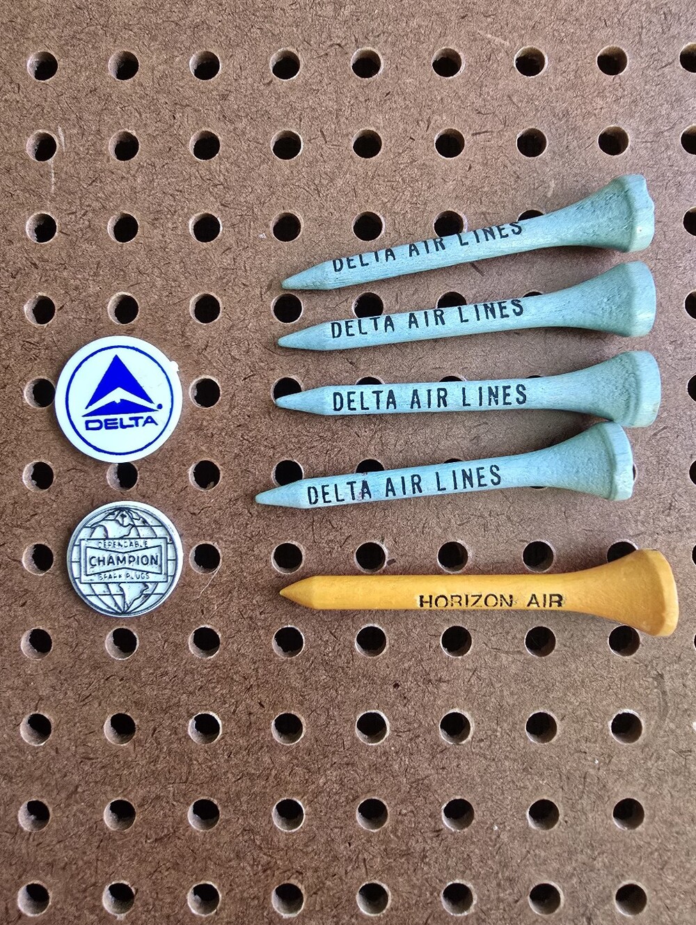 Lot of Vintage 5 Wooden Golf Tees + 2 Plastic Golf Ball Markers Airlines